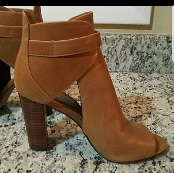 VINCE CAMUTO PEEP TOE -NWOT - Picture 4 of 8